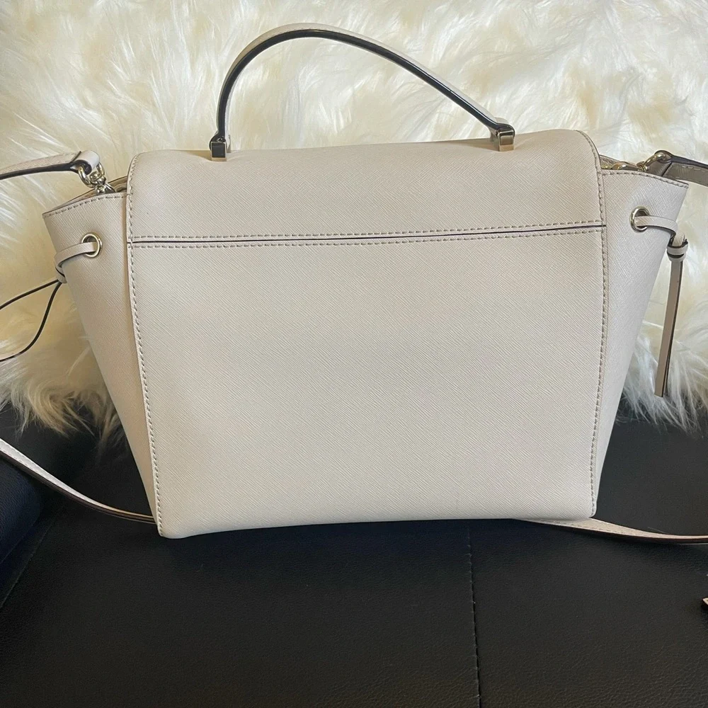 Kate Spade Wallet & Shoulder Bag
Perfect size for all the things 😁 - Picture 4 of 8